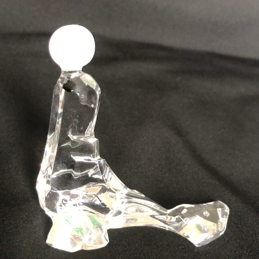 Seal balancing ball 24 crystal lead figurine